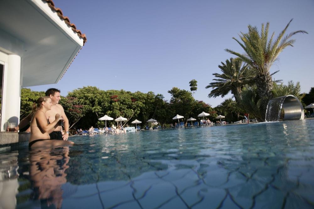 Avanti Hotel Пафос Екстериор снимка